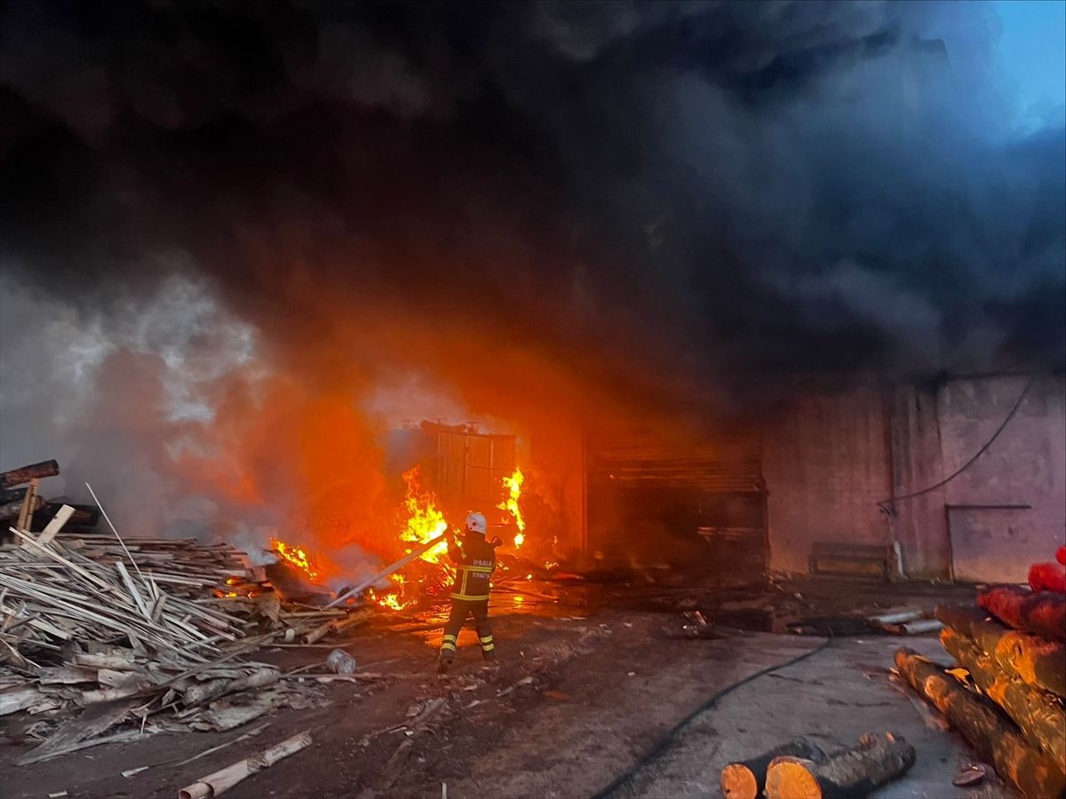 Edirne\'de Kereste Fabrikasında Yangın