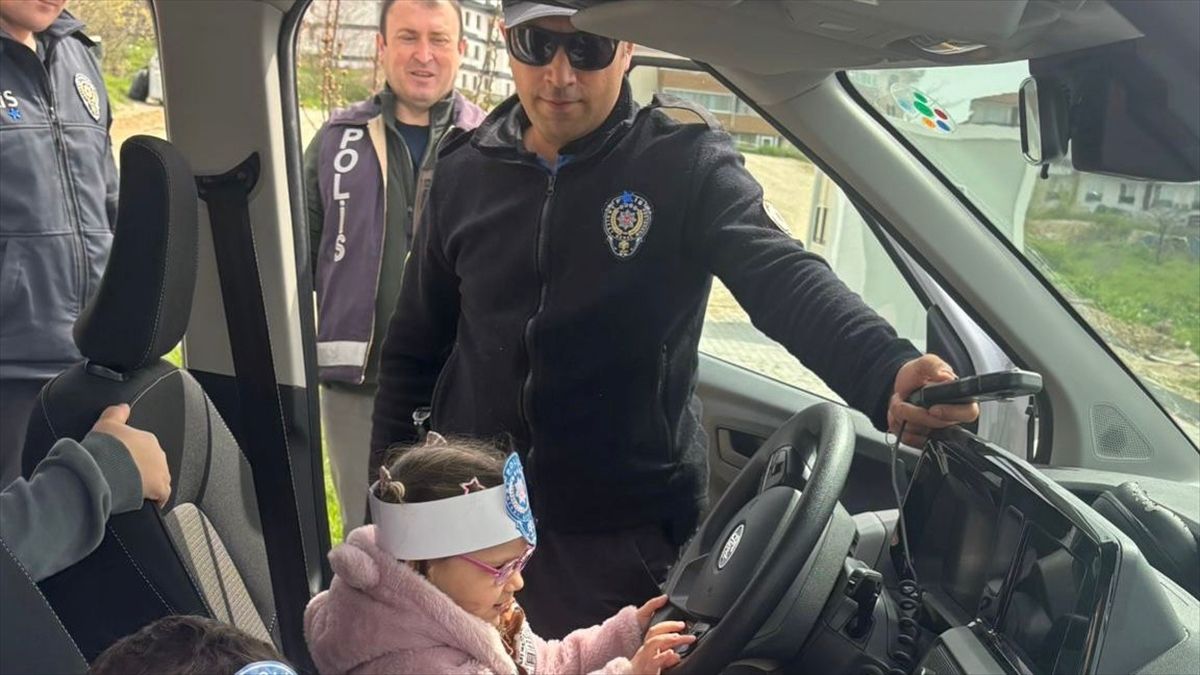 Minik Öğrencilerden Polislerle Etkileşim