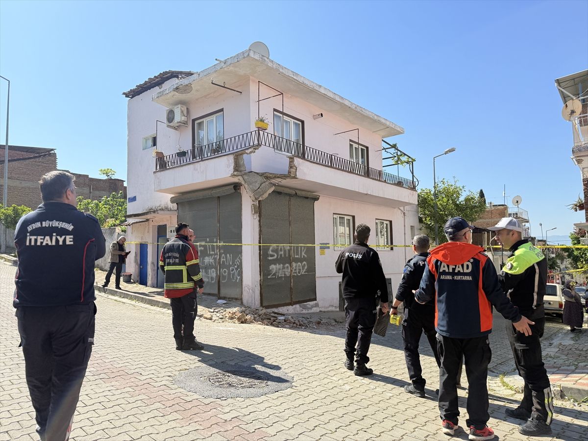 Balkon Çökmüş Baba ve Oğlu Yaralandı