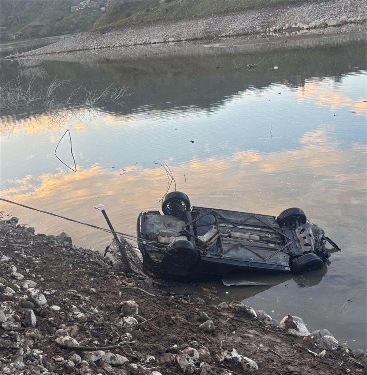 Baraj Gölüne Düşen Otomobilde Yaralı