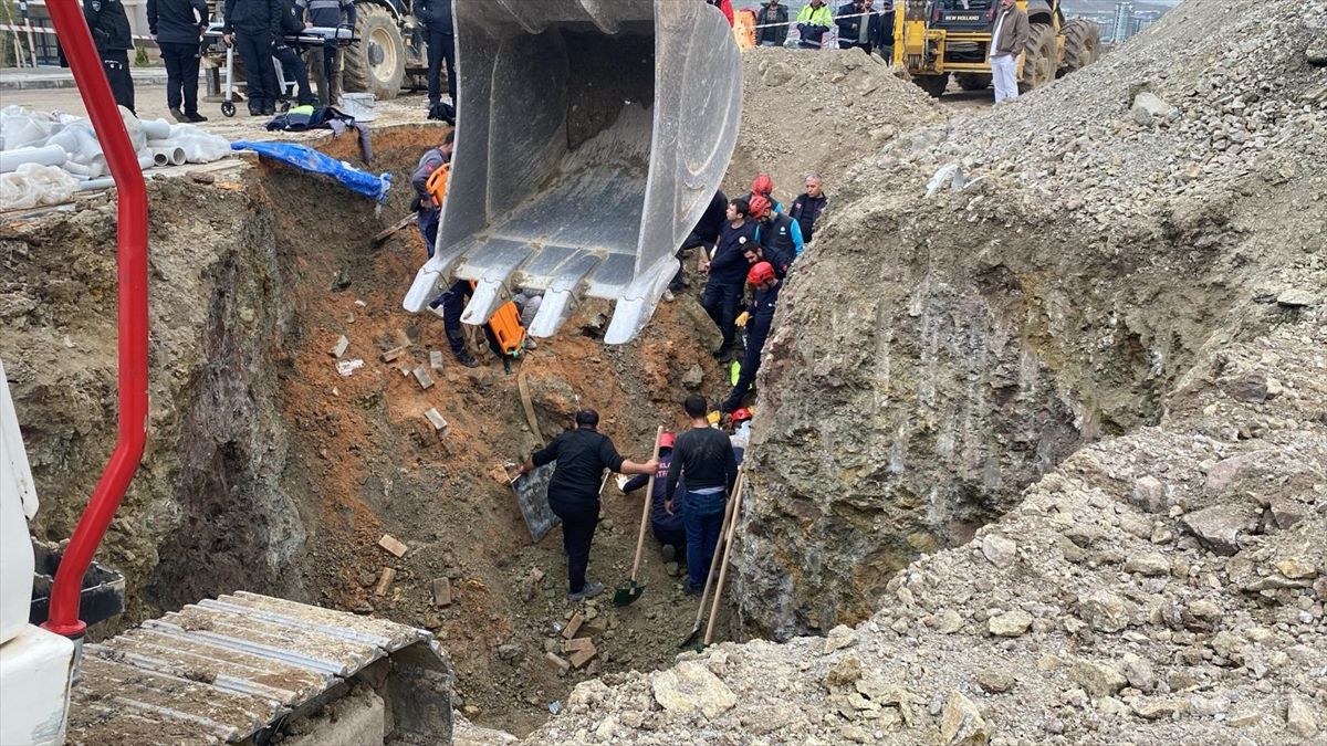 Elazığ\'da Kaldırım Göçtü, İşçi Kurtarıldı