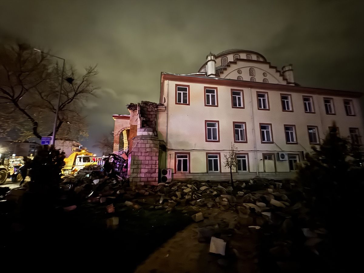 Elazığ\'da Yıldırımdan Minare Yıkıldı