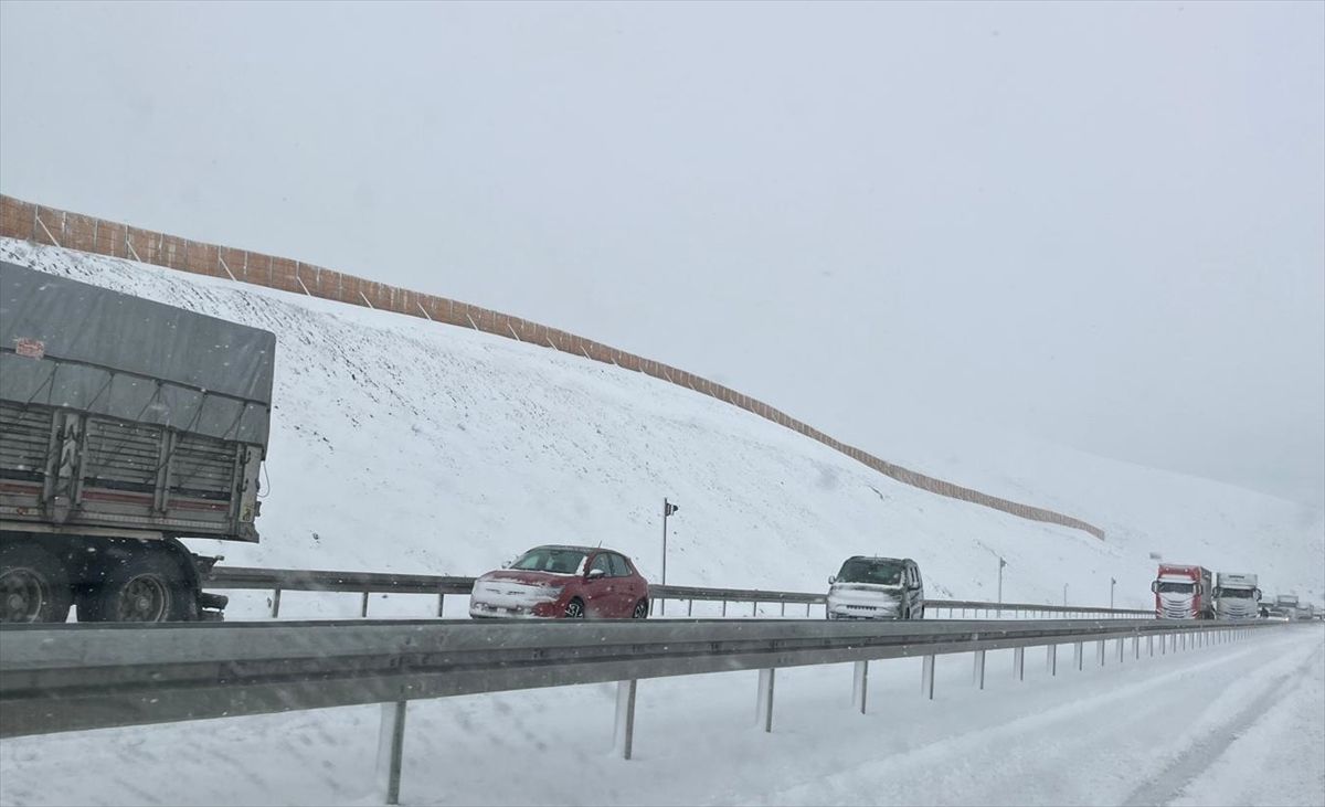 Erzincan\'da Yoğun Kar Ulaşımı Aksatıyor