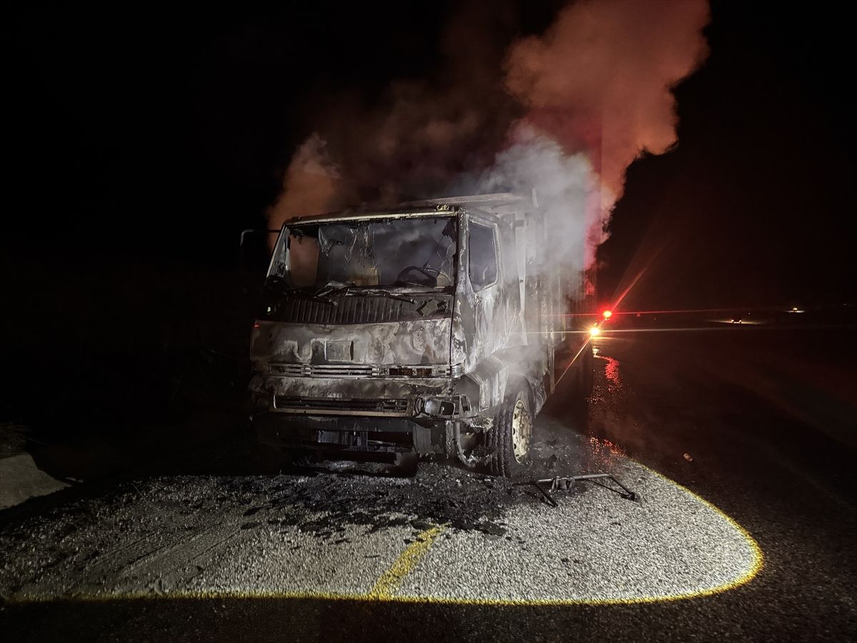 Oltu\'da Park Halindeki Kamyon Yandı