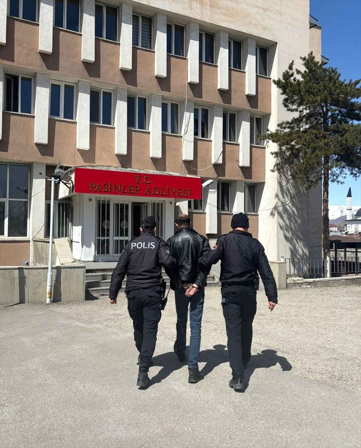 Erzurum\'da araçta uyuşturucuyla yakalanan şüpheli tutuklandı