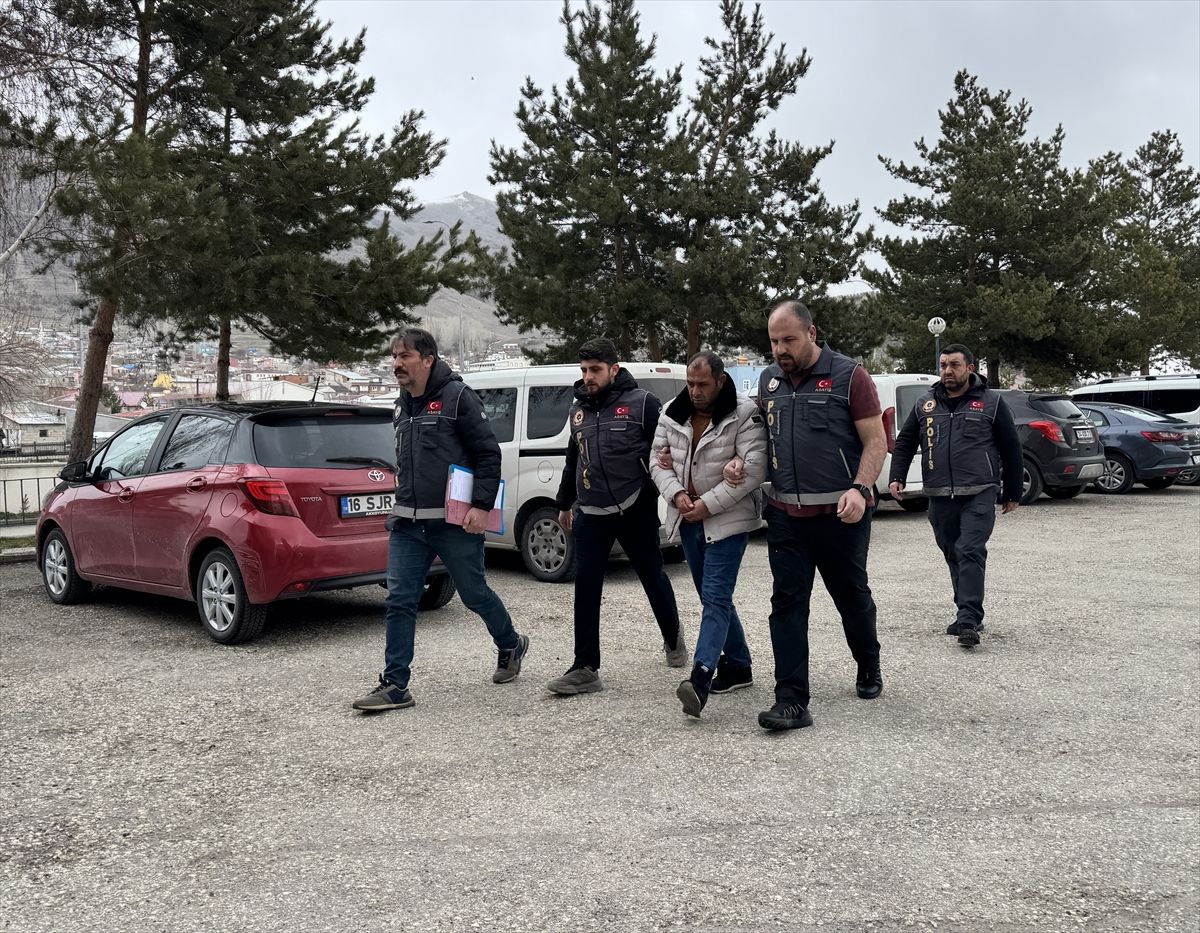 Köprüköy\'de Bıçakla Cinayet: Zanlı Adliyeye Sevk Edildi