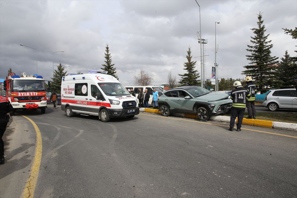 Otomobil Sürücüsü Refüjde Fenalaştı