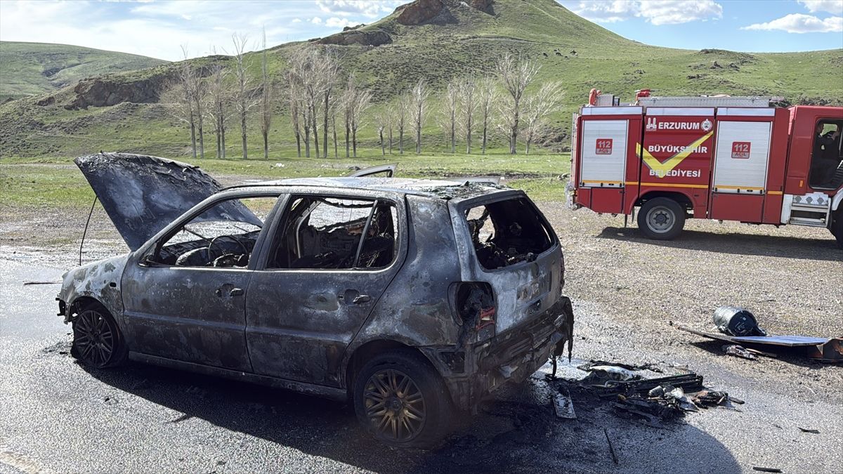 Erzurum\'da Alev Alan Otomobil Kullanılamaz Hale Geldi