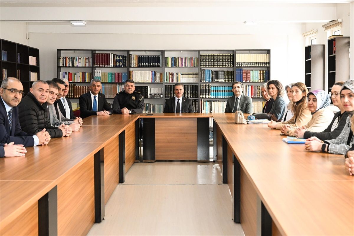 Vali Baruş, Öğrencilere Erzurumspor Forması Hediye Etti