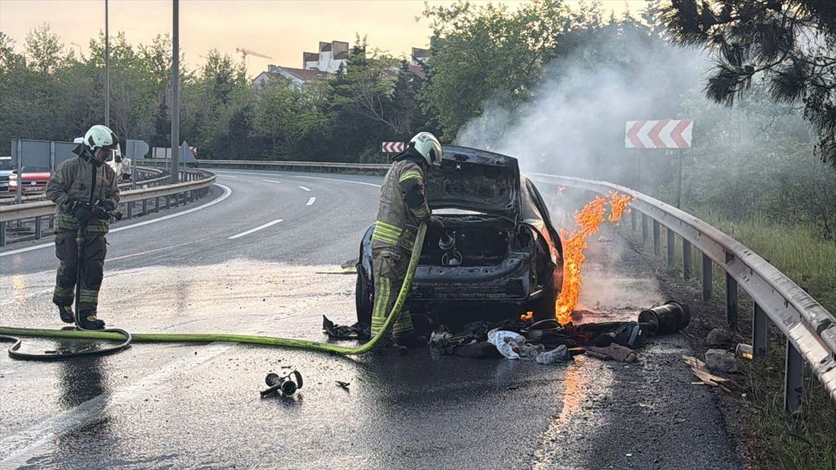 Esenyurt\'ta Otomobilde Yangın
