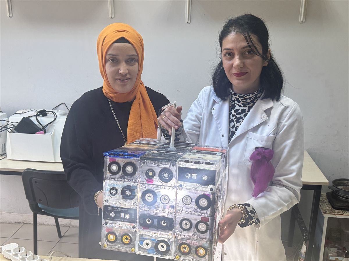 Kadınlardan Müzik Kasetinden Abajur