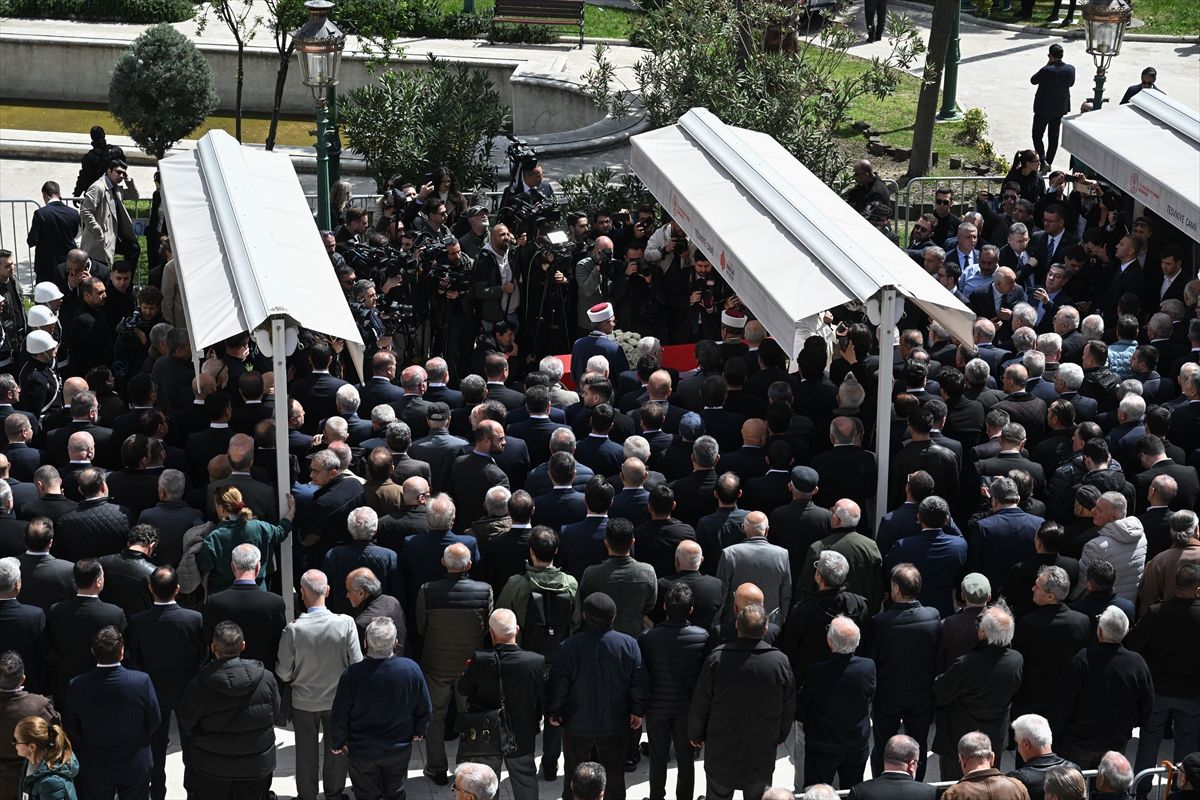 Cenazesi düzenlenen Hüsamettin Cindoruk son yolculuğuna uğurlandı