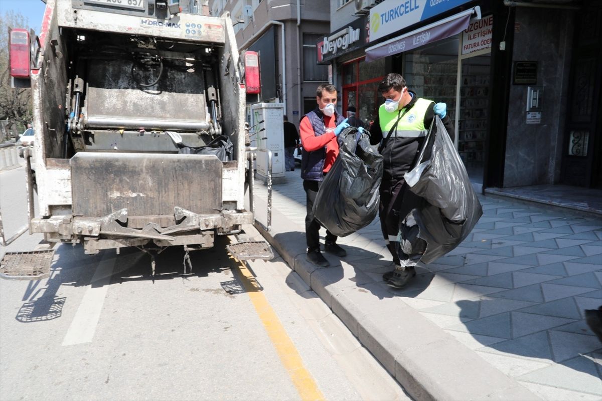 Eskişehir\'de Evden 5 Kamyon Çöp Çıkarıldı