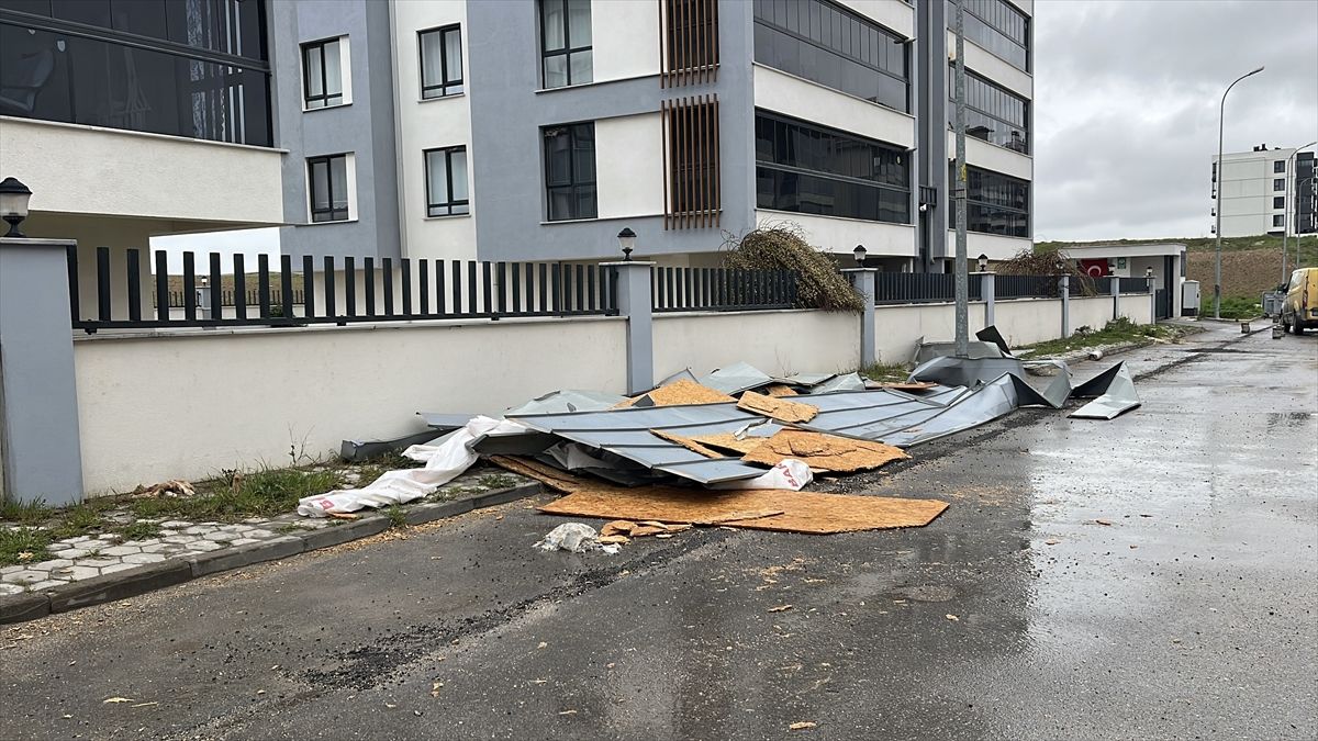 Eskişehir\'de Kuvvetli Rüzgar Çatıyı Uçurdu