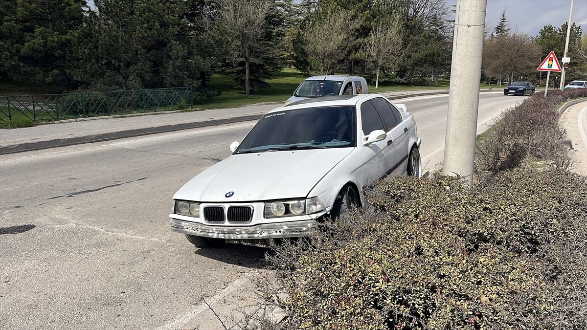 Eskişehir\'de Trafik Kazası: Sürücü Yaralandı