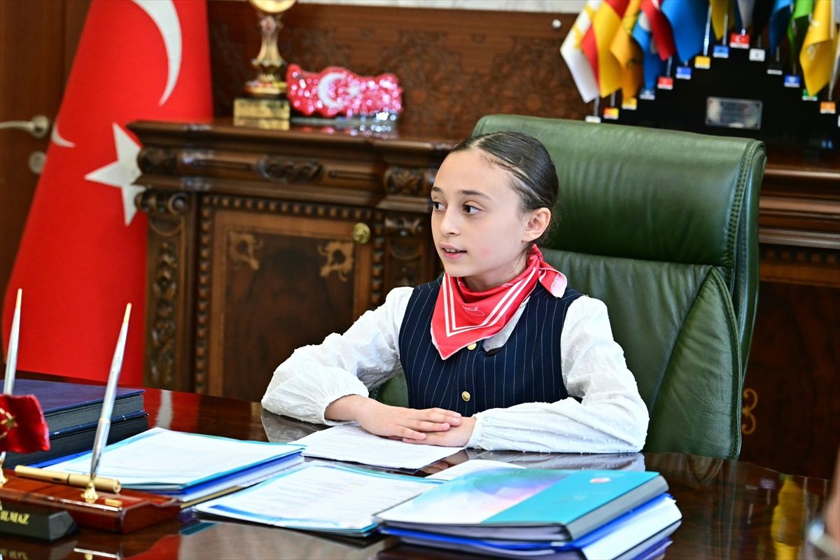 Eskişehir Valisi Yılmaz, koltuğunu öğrenciye devretti