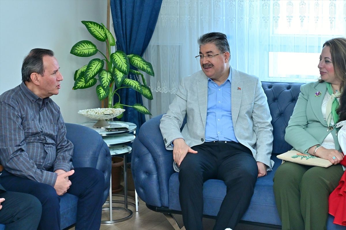 Vali Yılmaz Anneler Günü\'nde Koruyucu Aileyi Ziyaret Etti