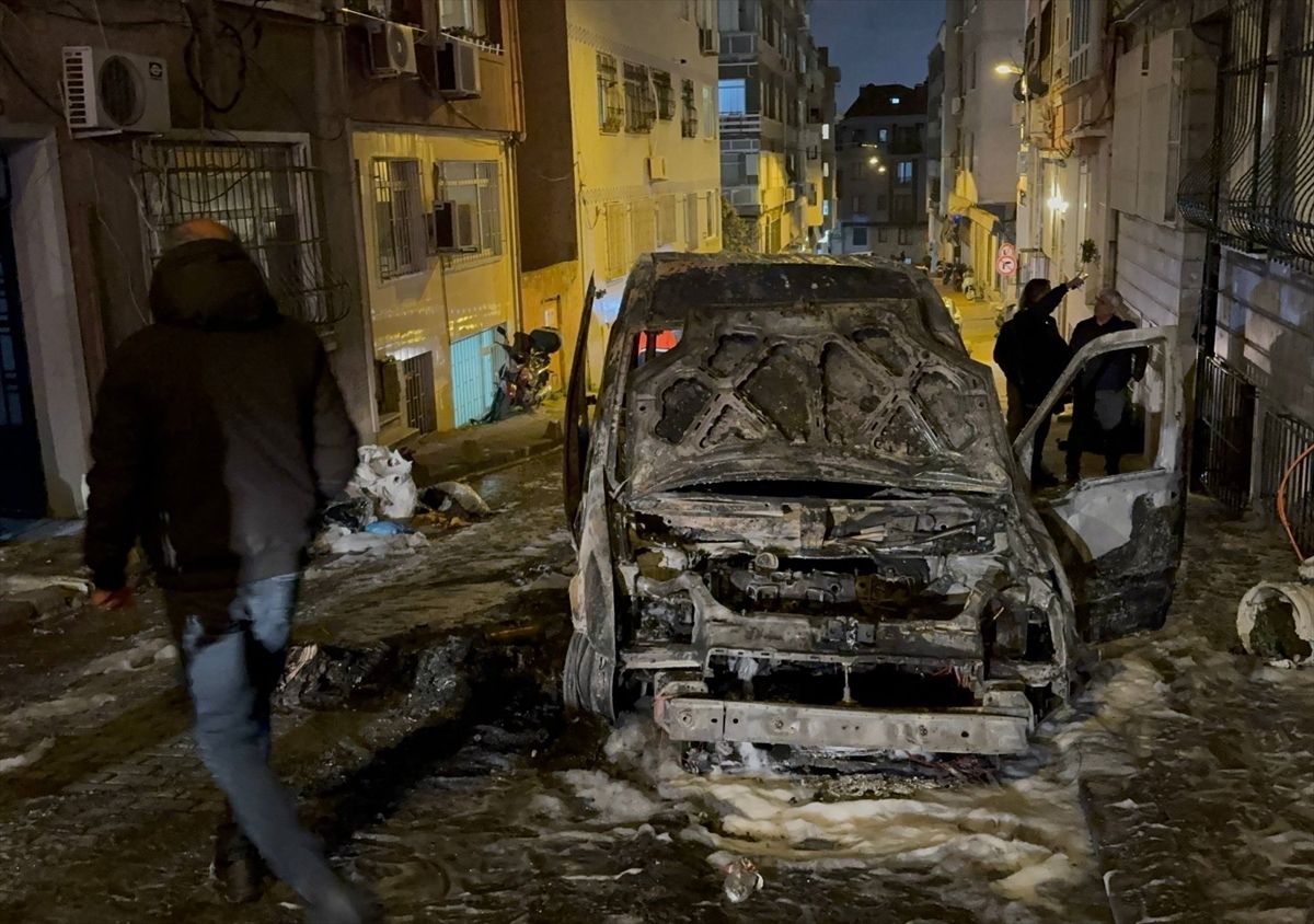 Fatih\'te Park Halinde Araç Yandı