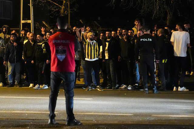 Fenerbahçe'de Derbi Sonrası Taraftar Tepkisi: Otobüse Yabancı Madde ve İstifa Tezahüratları