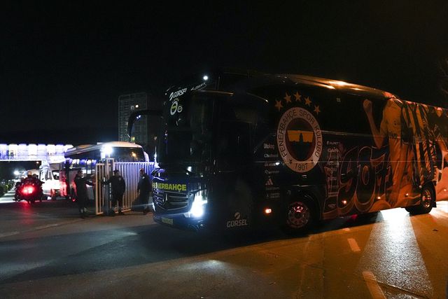 Fenerbahçe'de Derbi Sonrası Taraftar Tepkisi: Otobüse Yabancı Madde ve İstifa Tezahüratları