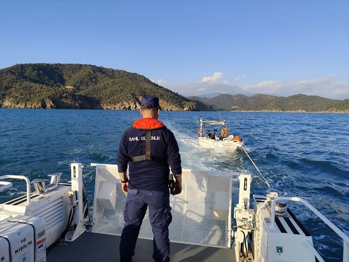 Fethiye\'de Sürüklenen Tekne Kurtarıldı