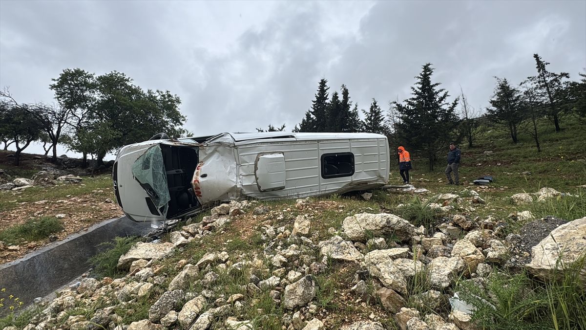 Gaziantep\'te İşçi Servisi Devrildi: 16 Yaralı
