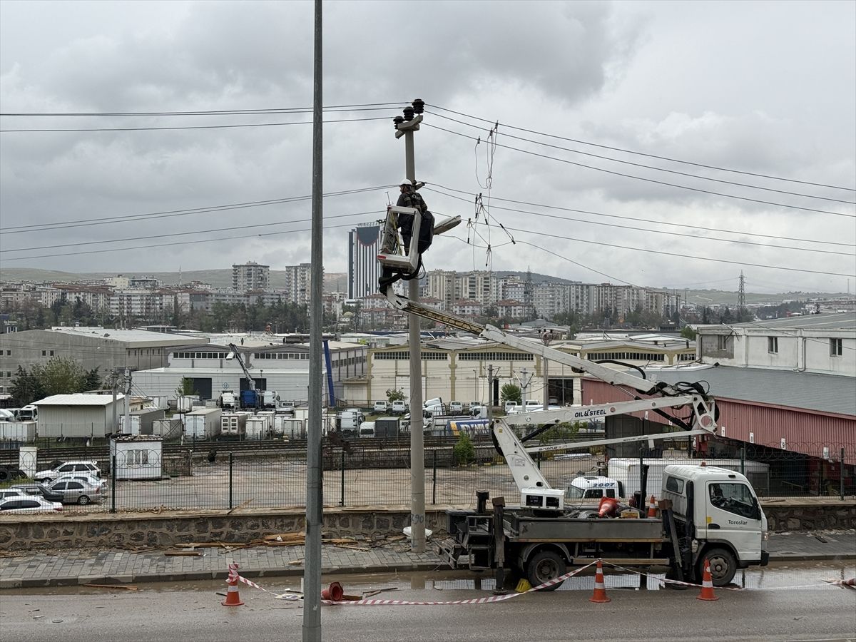 Gaziantep\'te fırtınanın verdiği hasar gün aydınlanınca ortaya çıktı