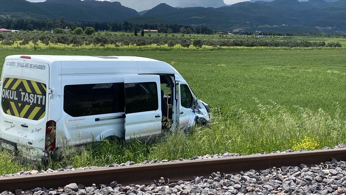 Tren Okul Servisine Çarptı