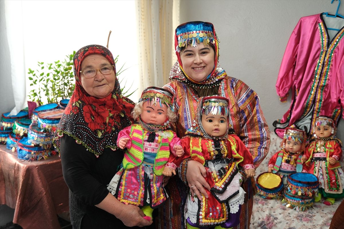 Zeynep Bekil\'in Geleneksel Üç Etekleri