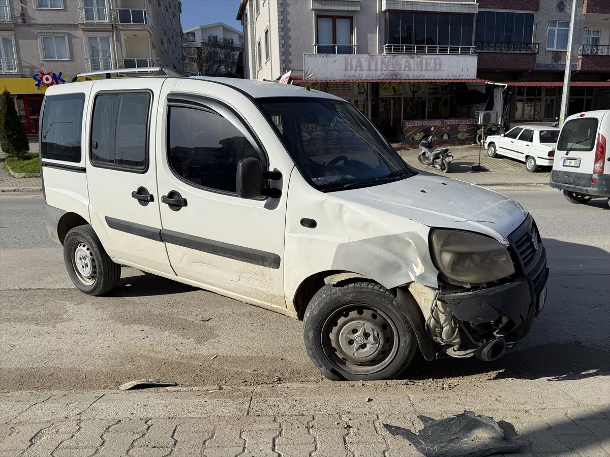 Gerze\'de hafif ticari araçla motosikletin çarpıştığı kazada 1 kişi yaralandı