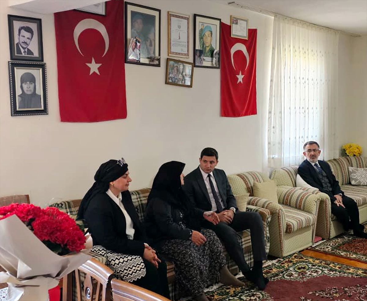Güdül Kaymakamı Akar, şehit Akpınar\'ın kabrini ve annesini ziyaret etti