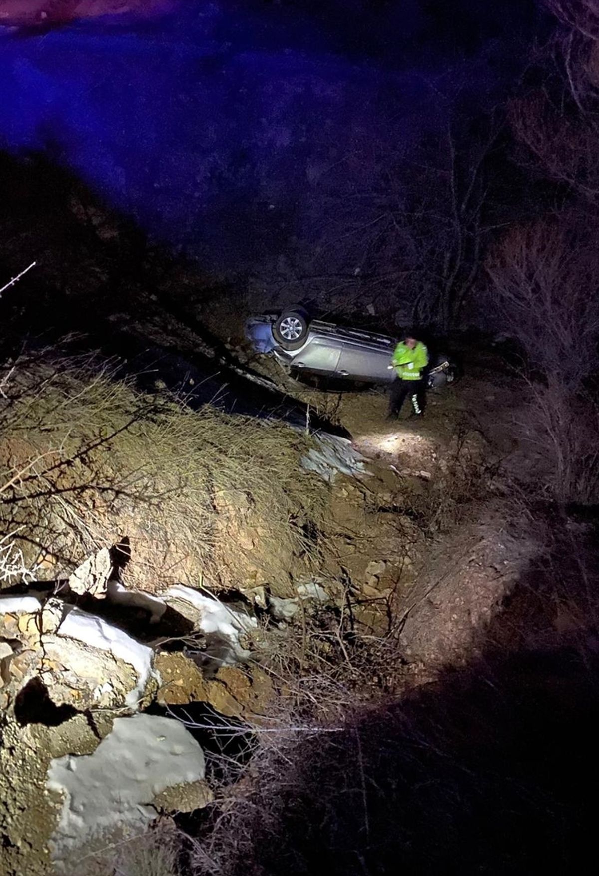 Gümüşhane\'de Otomobil Dereye Devrildi: 2 Yaralı