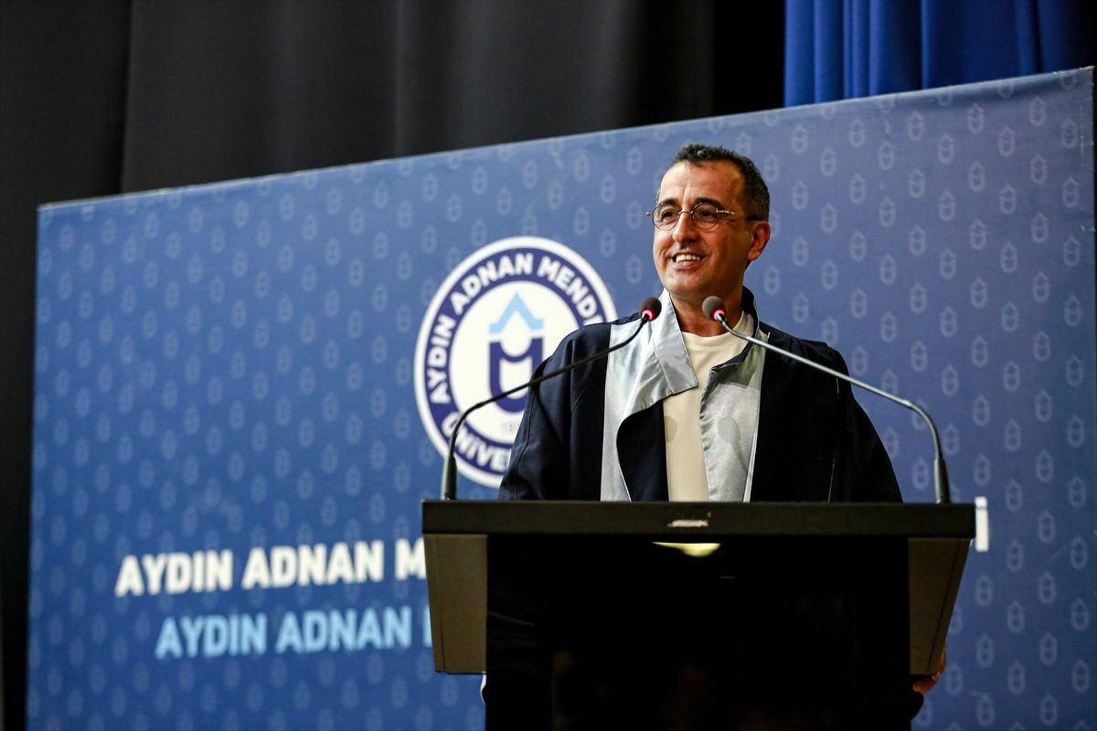 45 Yaşında Mezuniyet Sevinci