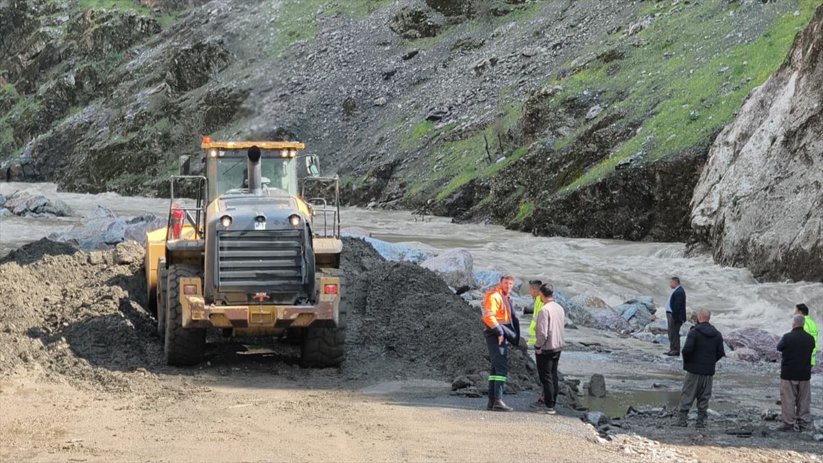 Hakkari\'de Sağanak Ulaşımı Olumsuz Etkiledi