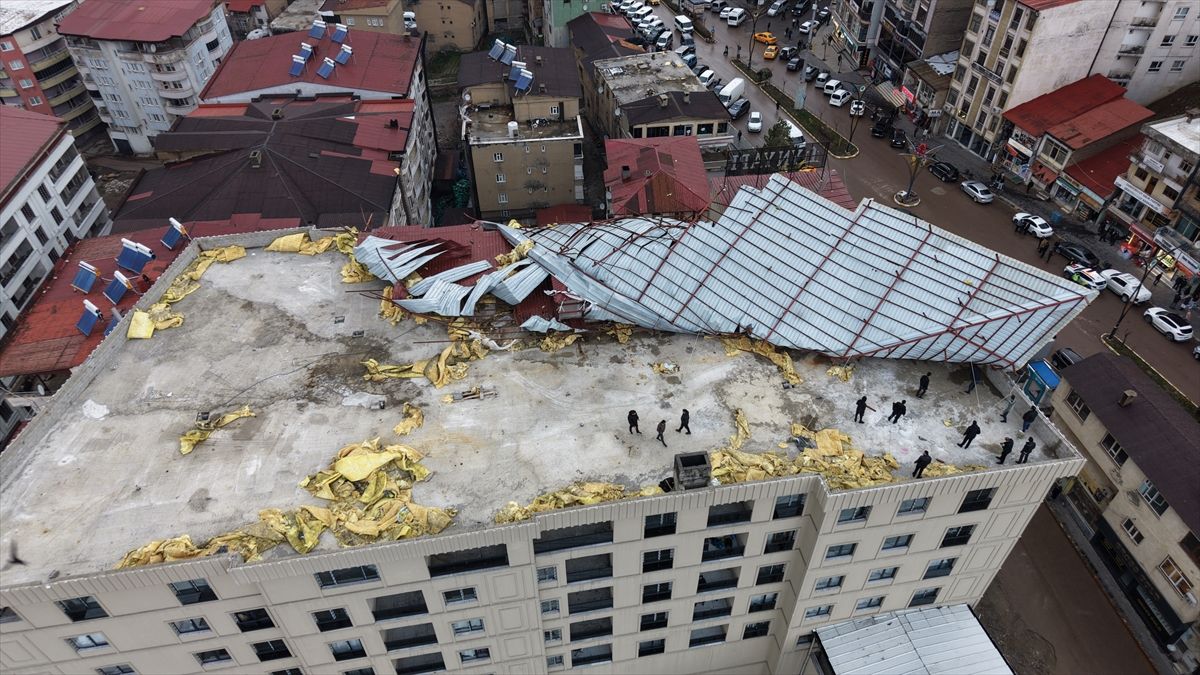 Şemdinli\'de Fırtına Çatı Uçurdu