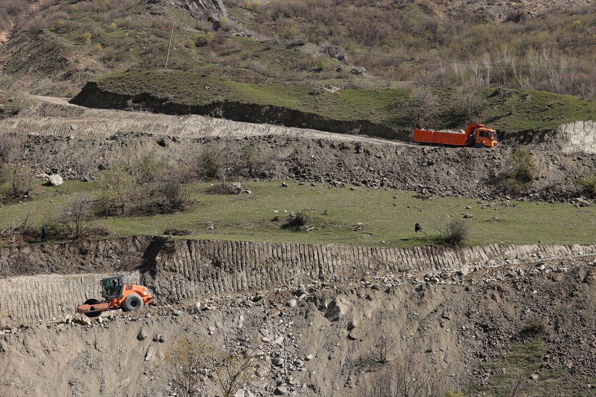 Hakkari-Van Yolunda Heyelan Sonrası Çalışmalar Devam Ediyor
