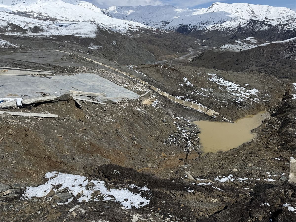 Hakkari\'de Heyelan: Katı Atık Tesisi Hasar Gördü