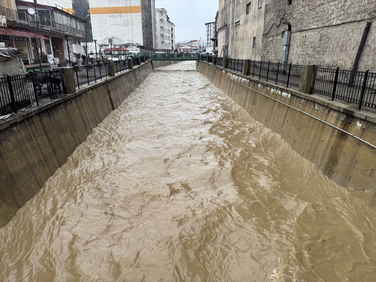 Hakkari\'de sağanak ulaşımı aksattı
