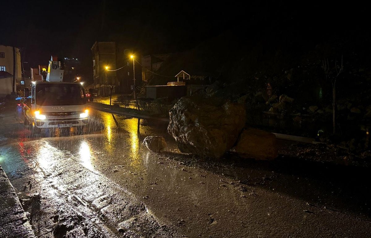 Şemdinli\'de Kaya Parçası Yola Düştü