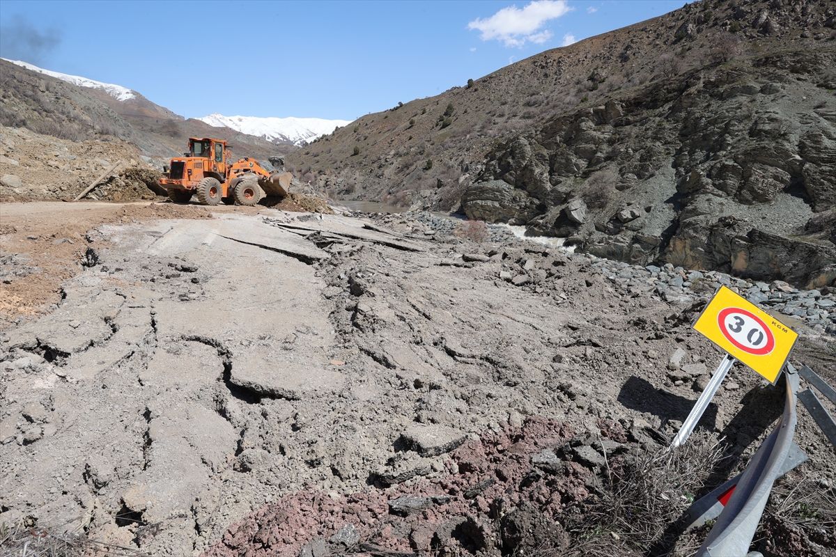 Hakkari\'de Heyelan: Ulaşım ve Tesis Hasar Gördü