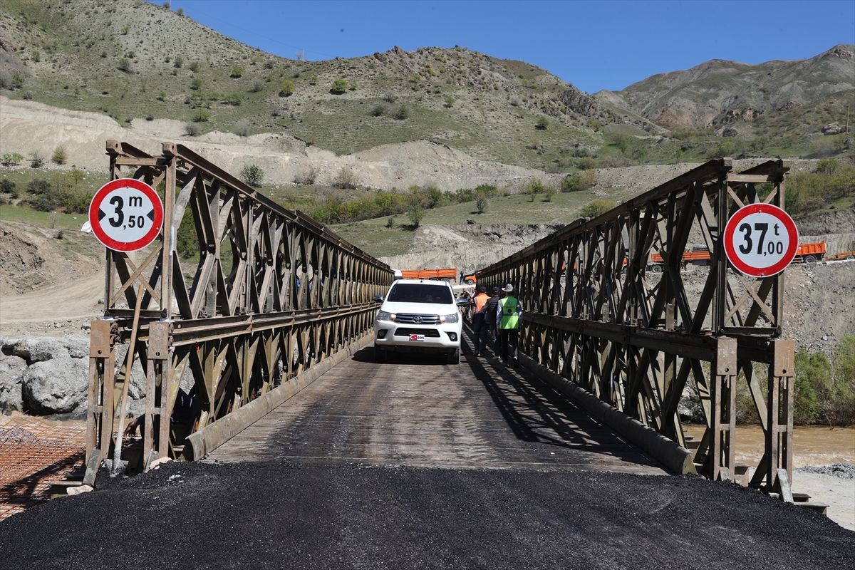 Hakkari-Van yolunda heyelan sonrası alternatif yol ve panel köprü trafiğe açıldı