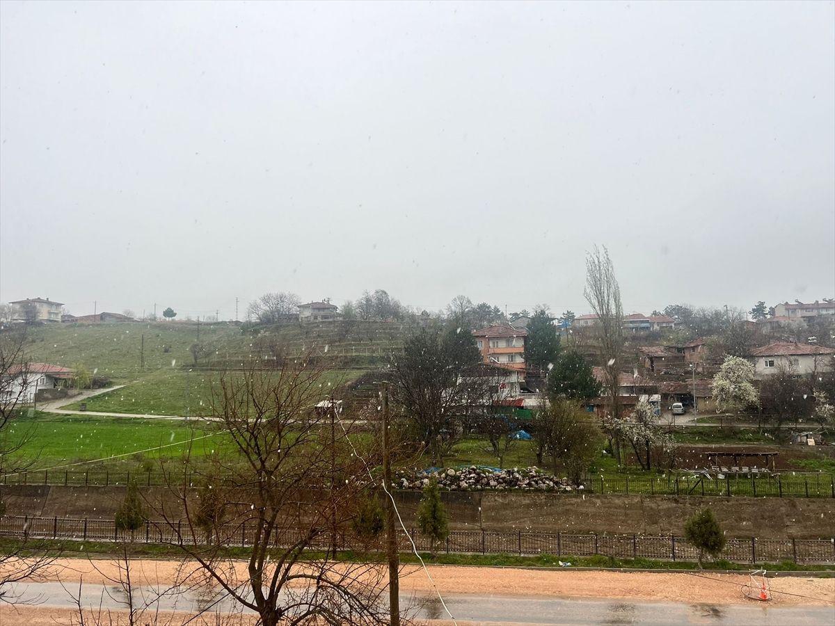 Hamamözü\'nde Nisan Ayında Kar Yağışı