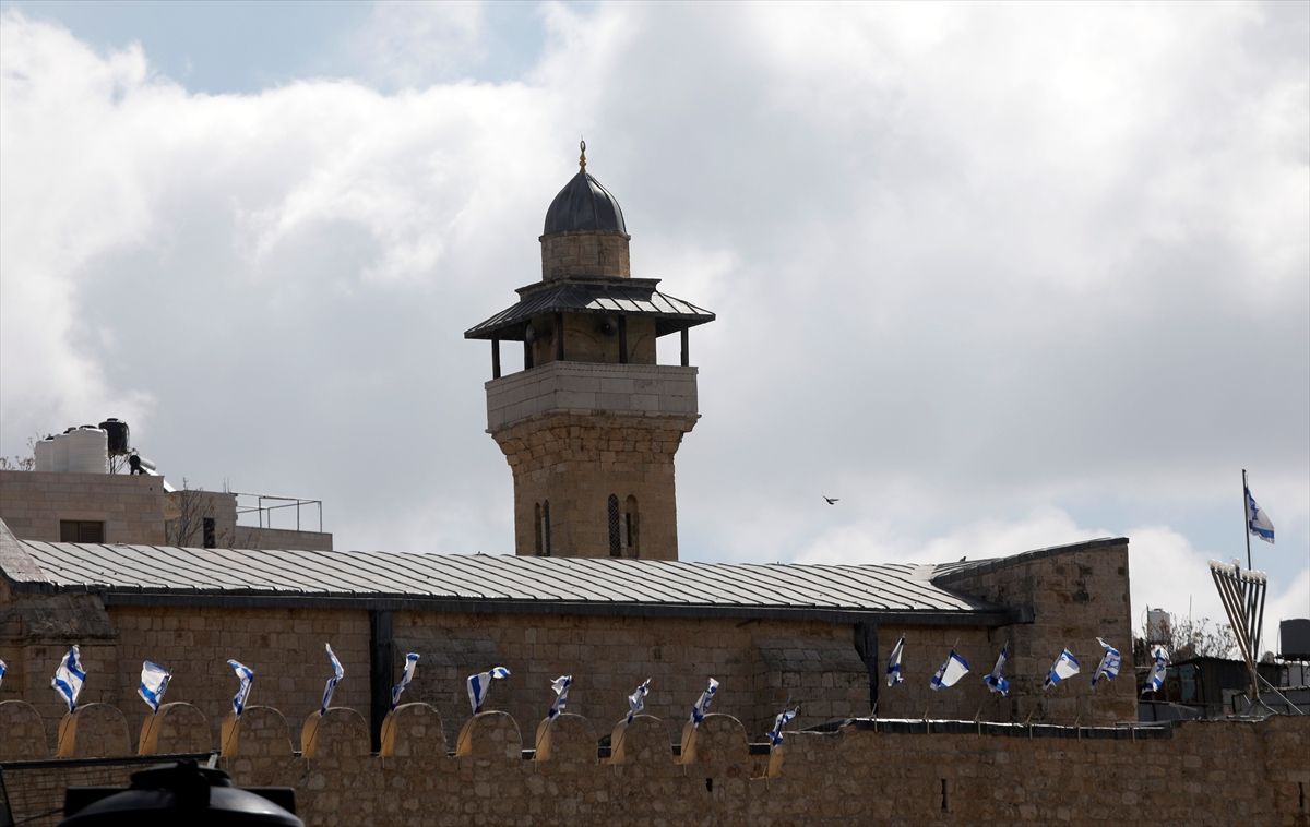 El Halil Camisi\'nde Tehlikeli Adım