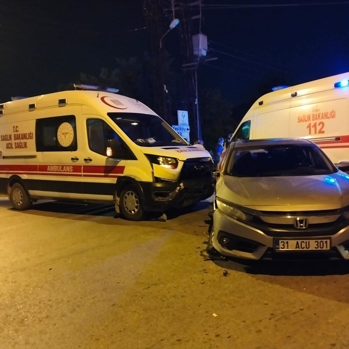 Dörtyol\'da Ambulans ve Otomobil Çarpıştı
