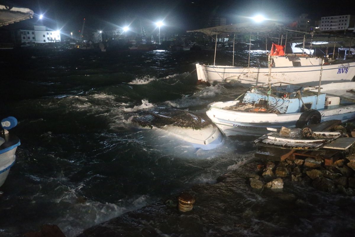 Hatay\'da Fırtına: 7 Tekne Alabora, Çatılar Uçtu