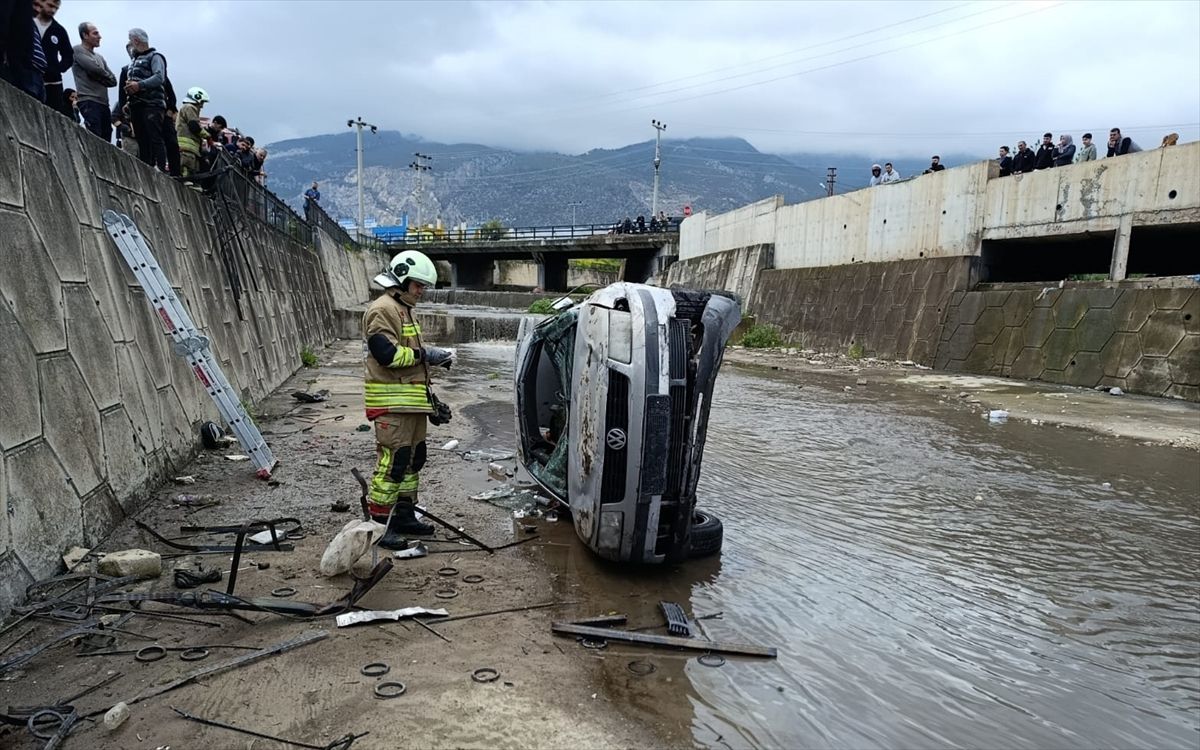 İskenderun\'da Otomobil Kanalda Devrildi