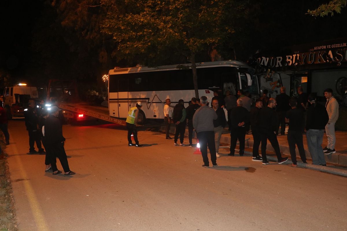 Defne\'de Midibüs Kazası: 2 Ağır Yaralı