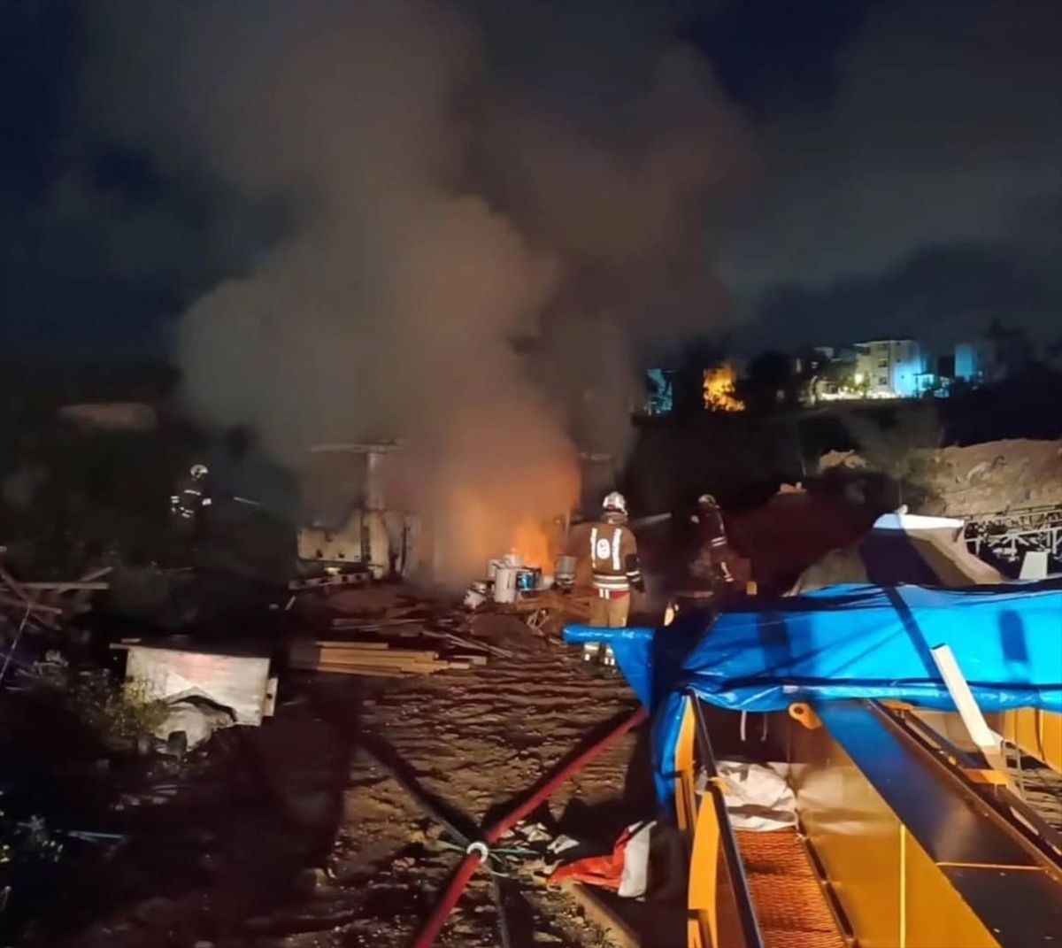 Belen\'de Otobüs ve Konteyner Yangını