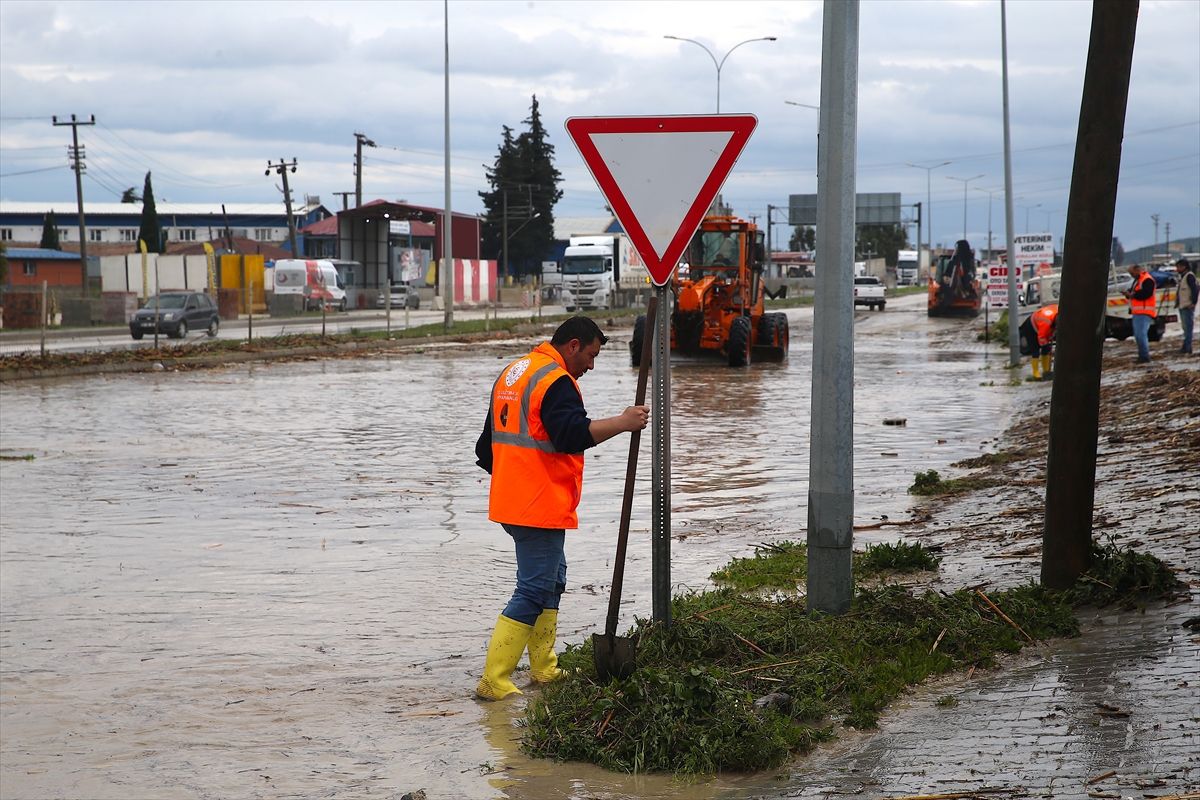 Antakya\'da Sağanak Yağış, Mahsur Kalanlar Kurtarıldı