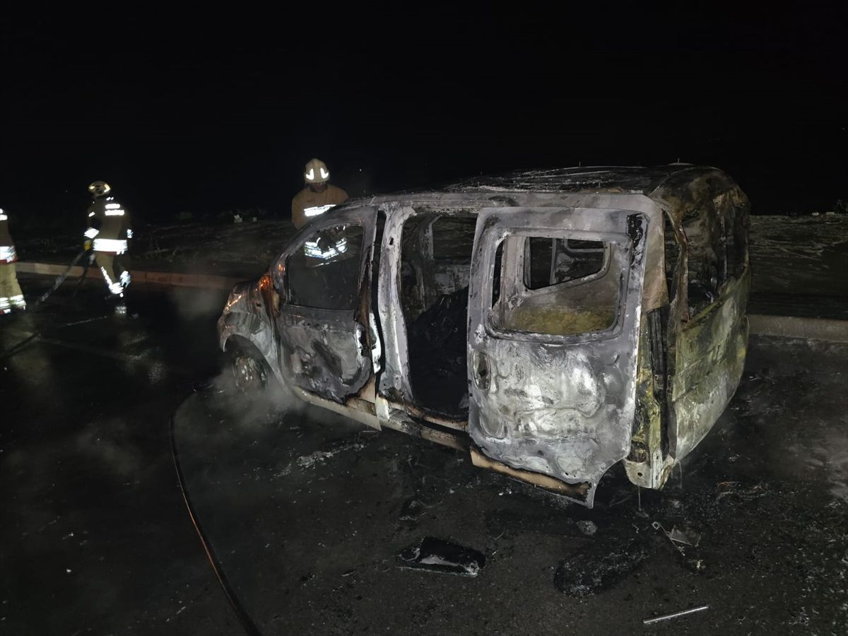 Arsuz’da Hafif Ticari Araçta Yangın